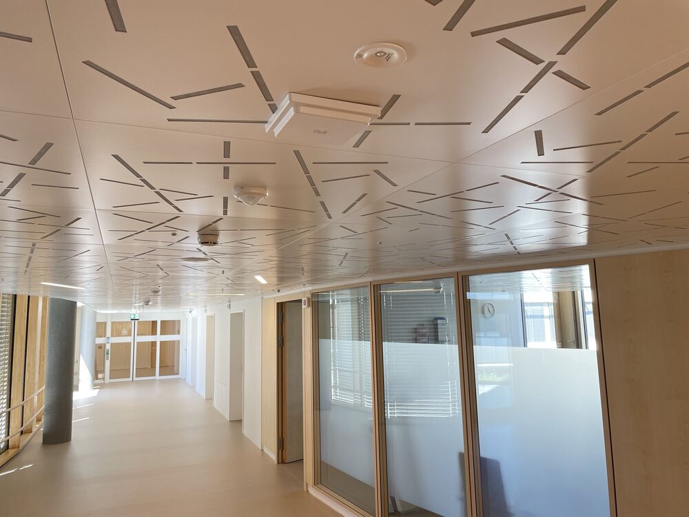 Durchgangsbereich im KSB: diverse Sensoren und Indikatoren an der Decke. (Foto: Peter Warthmann)